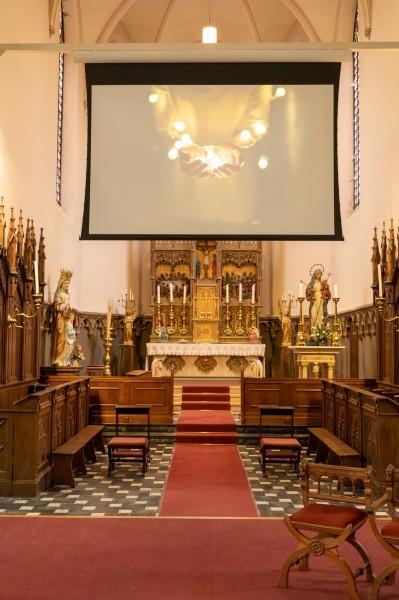 Projectiescherm kerk